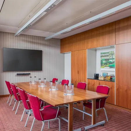 Hilton Garden Frankfurt Airport מלון